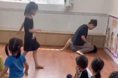 Đình chỉ lớp mẫu giáo có giáo viên ngồi lên bụng trẻ để đút thức ăn