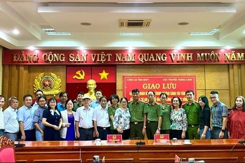 Giao lưu các nhà văn dự Trại sáng tác 'Vì an ninh Tổ quốc và bình yên cuộc sống'