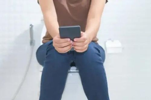 Nhiều người Việt mắc bệnh 'khó nói' do ôm điện thoại hàng giờ