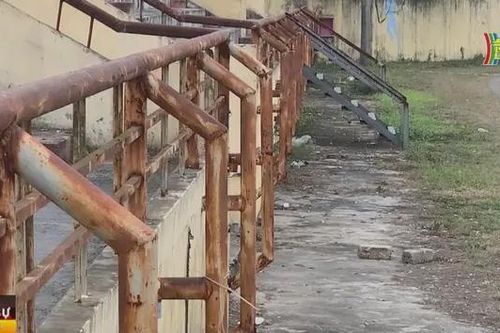 Sân vận động huyện Phúc Thọ xuống cấp nghiêm trọng