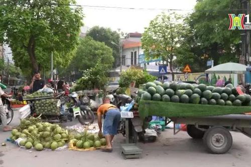 'Chợ cóc' ngang nhiên chiếm địa bàn giáp ranh