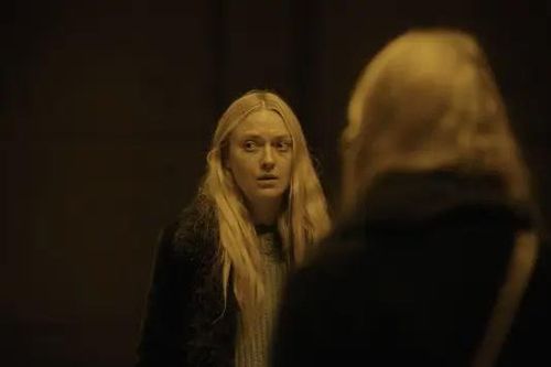 Dakota Fanning trở lại dự án kinh dị 'Những Kẻ Theo Dõi'