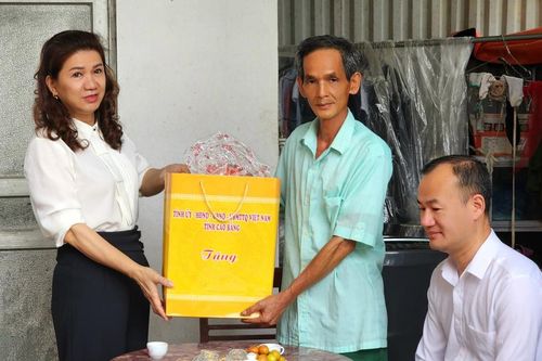 Tặng quà các chiến sĩ Điện Biên và thân nhân liệt sĩ tại Thành phố