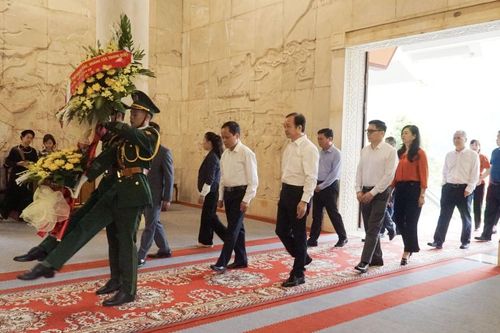 Đoàn đại biểu Ủy ban Thường vụ Đại hội đại biểu Nhân dân thành phố Bách Sắc, Quảng Tây (Trung Quốc) dâng hương, dâng hoa Đền thờ Chủ tịch Hồ Chí Minh