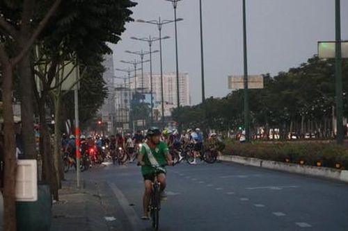 Người đi xe đạp thể dục trong làn ôtô bỏ chạy tán loạn khi CSGT lập chốt xử phạt