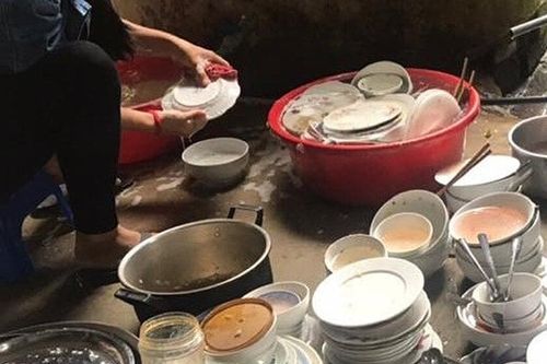Chưa kịp thay váy cưới, tôi đã bị mẹ chồng bắt rửa 10 mâm bát