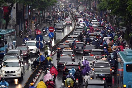 Hà Nội trời tối sầm kèm mưa, xe cộ bật đèn pha lưu thông giữa ban ngày