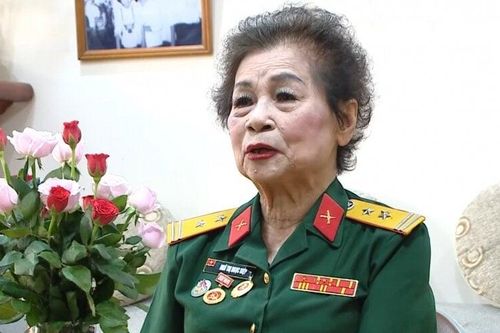 Nữ văn công với điệu múa 'xòe bật lửa' trong chiến dịch Điện Biên Phủ