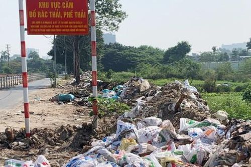 Cần ngăn chặn tình trạng đổ trộm phế thải trên địa bàn quận Hoàng Mai