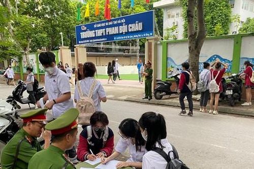 Một số học sinh đi xe máy trên 50 phân khối đến trường
