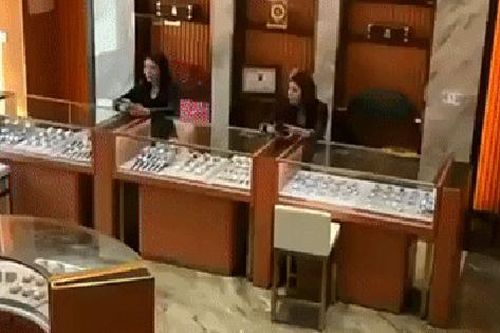 Giao đồ ăn tới showroom, nam shipper đòi đeo thử đồng hồ khiến nhân viên bối rối: Chiếc đó hơn 300 triệu!