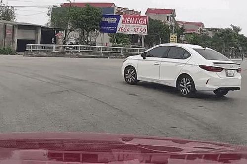 Hoảng hồn cảnh học sinh đầu trần, phóng xe như 'bay' rồi lao thẳng vào ô tô