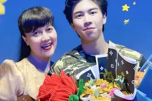 Vân Dung ở tuổi U50: Có con trai nối nghiệp, cuộc sống nhiều người mơ ước