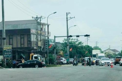 Clip: Xe con va chạm ô tô tải, 4 người thương vong