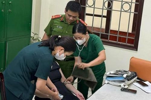 Cứu người phụ nữ đang chới với trên mặt nước hồ Tây
