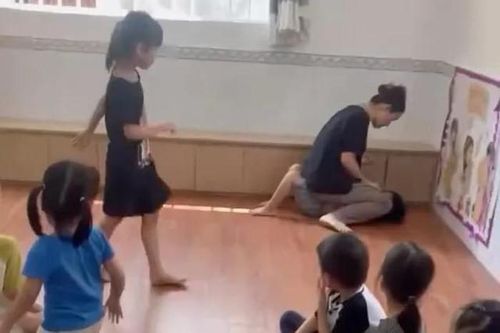 TPHCM: Đình chỉ lớp mẫu giáo có cô giáo ngồi đè lên người trẻ ép ăn