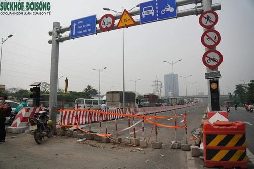Nhiều phương tiện 'xé rào' lên cầu vượt chưa thông xe ở Hà Nội