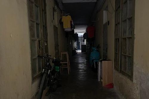 Cận cảnh tối tăm, xuống cấp khu tập thể 60 năm ở Hà Nội