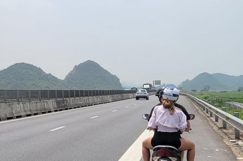 2 du khách nước ngoài 'đi lạc' vào cao tốc