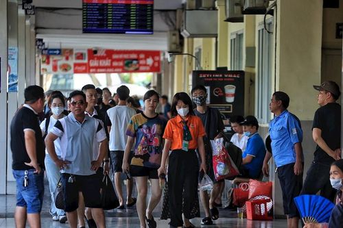 Bến xe ở Hà Nội nhộn nhịp trước cao điểm nghỉ lễ 30/4 - 1/5