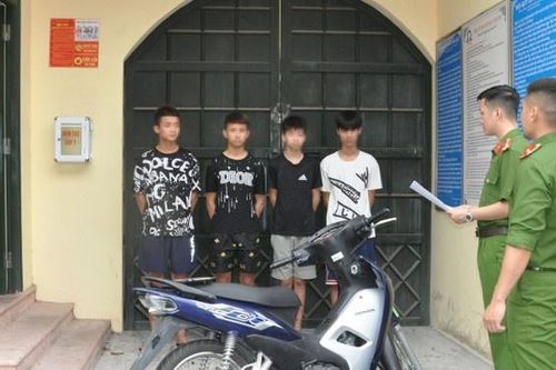 Nhóm đối tượng dùng hung khí, chặn đường lấy xe máy