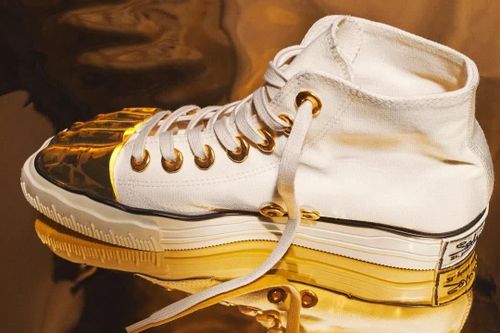Có gì ở đôi sneakers dát vàng?