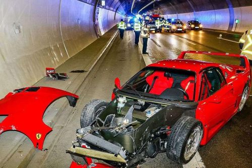 Nhân viên 24 tuổi tông vỡ nát siêu xe Ferrari F40 giá hơn 3 triệu USD