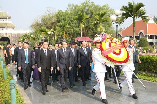 Lãnh đạo Thành phố Hà Nội tưởng niệm các anh hùng liệt sĩ tại Điện Biên