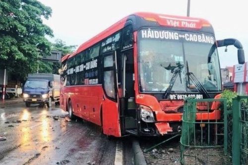 Hai xe khách va chạm trên quốc lộ 5