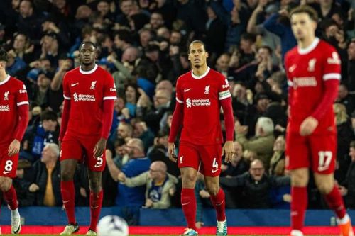 Liverpool thua sốc derby, hụt hơi trong cuộc đua vô địch Ngoại hạng Anh