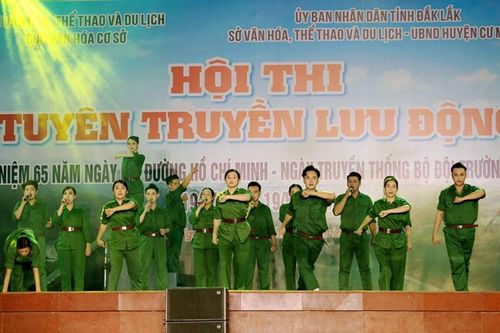 Tuyên truyền lưu động kỷ niệm 65 năm Ngày mở đường Hồ Chí Minh và Ngày truyền thống Bộ đội Trường Sơn tại Đắk Lắk