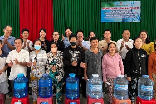 Trao nước ngọt cho hội viên, nông dân gặp khó khăn tại Bến Tre