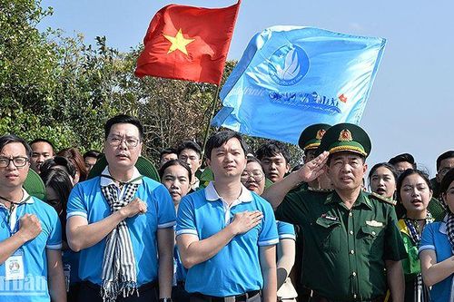 Thiêng liêng tiếng hát Quốc ca của các sinh viên ưu tú tại Cột mốc số 0