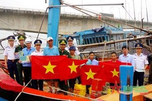 Vùng Cảnh sát biển 2 tuyên truyền pháp luật cho ngư dân Quảng Trị