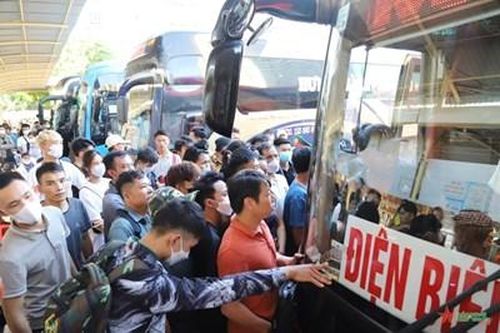 Hà Nội: Xe khách liên tỉnh cơ bản được đặt kín vé trước nghỉ lễ 30-4 và 1-5