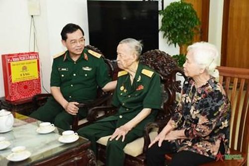 Thăm, tặng quà đối tượng chính sách, Anh hùng LLVT Nhân dân, chiến sĩ Điện Biên