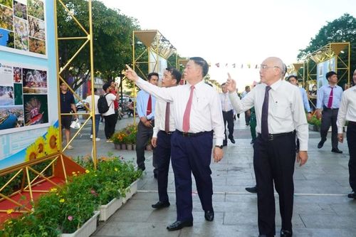 Khai mạc Triển lãm 'TPHCM - Cùng cả nước, vì cả nước' và 'Tổ quốc bên bờ sóng'