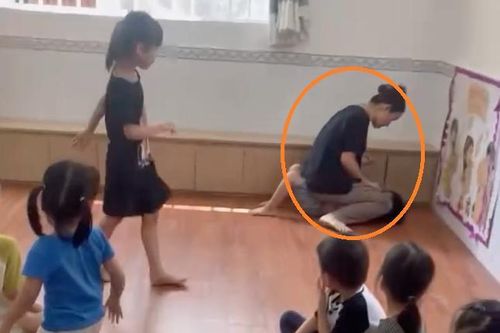 Giáo viên ngồi lên bụng, tát trẻ mầm non... rợn người 'cô giáo hổ'