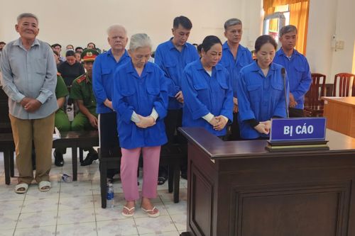 Giả mạo trong công tác 8 bị cáo bị tuyên phạt 68 năm tù