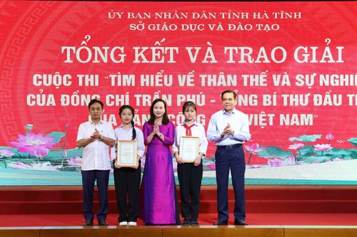 Trao giải cuộc thi tìm hiểu về Tổng Bí thư đầu tiên của Đảng cộng sản Việt Nam