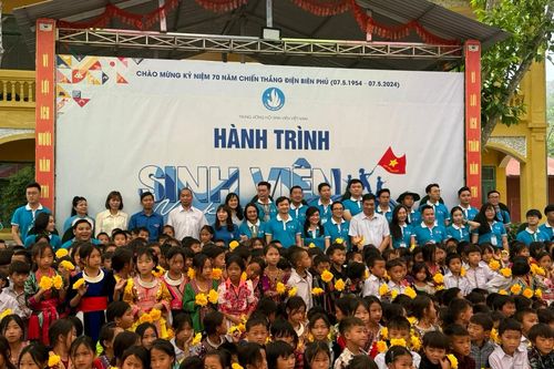 Trao hơn 66.000 hộp sữa cho học sinh vùng cao Nậm Vì