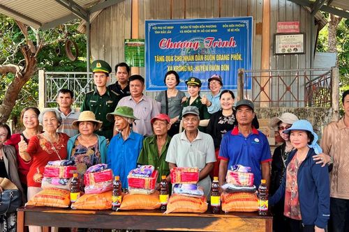 Trao tặng sinh kế, tặng quà gia đình có hoàn cảnh khó khăn trên khu vực biên giới