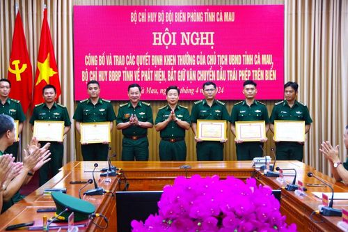 Khen thưởng các cá nhân thuộc BĐBP Cà Mau về thành tích bắt giữ tàu vận chuyển dầu trái phép