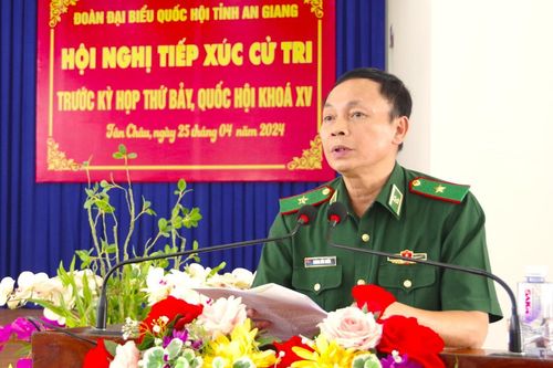 Thiếu tướng Hoàng Hữu Chiến tiếp xúc cử tri tại An Giang