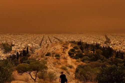 Thời tiết châu Âu thay đổi bất thường: Athens trông như Sao Hỏa, Helsinki trắng xóa