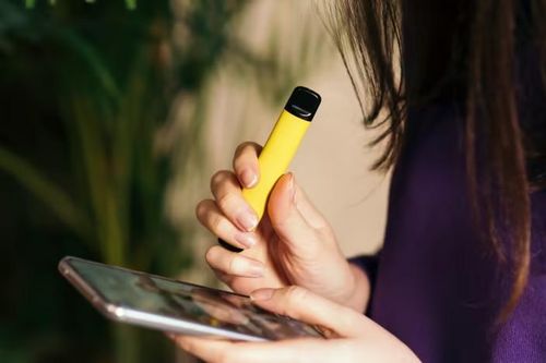 WHO: Việc sử dụng rượu và thuốc lá điện tử ở giới trẻ đáng 'báo động'