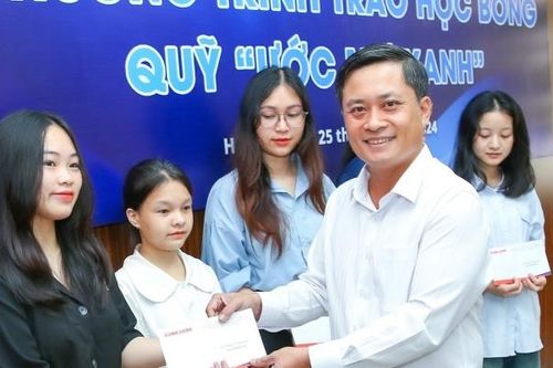 Báo Nhà báo & Công luận trao học bổng cho sinh viên: Tạo động lực, tiếp lửa ước mơ…