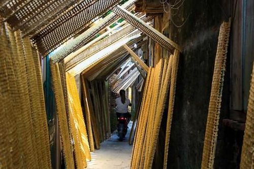 Khám phá làng nghề trăm năm tuổi làm bánh đa nem nổi tiếng
