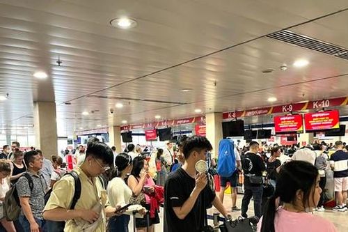 Mỗi ngày hơn 700 chuyến bay cất - hạ cánh ở Tân Sơn Nhất dịp 30/4