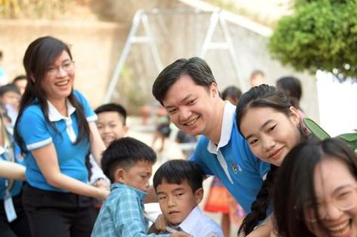 Sinh viên mang 'bữa tiệc trò chơi' đến với học sinh Mường Nhé